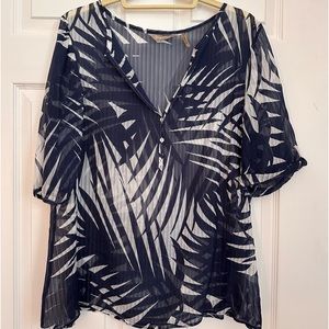 TOMMY BAHAMA LIGHTWEIGHT BLOUSE NAVY BLUE AND WHITE PALM PRINT SIZE L